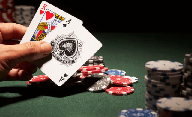 Cách chơi game bài xì dách hiệu quả chính là quan sát quân bài ngửa của nhà cái Cách chơi game bài xì dách hiệu quả chính là quan sát quân bài ngửa của nhà cái